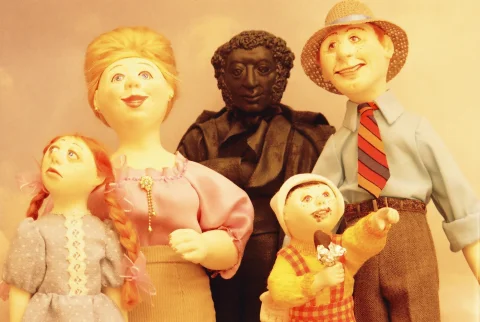 На фоне Пушкина снимается семейство — фото 1