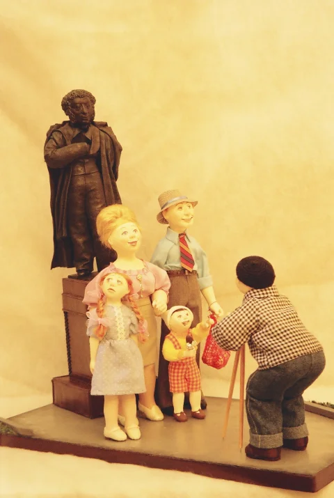 На фоне Пушкина снимается семейство